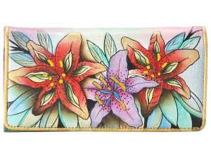 Portofel unicat handmade Anuschka Luscious Lilies  . O colectie exceptionala de portofele lucrate manual, din piele naturala, apartinand artei traditionale indiene.