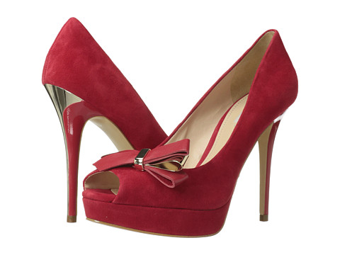 Pantofi GUESS - Tulle - Medium Red Suede. GUESS iti va oferi pantofii pe care ii vei iubi, este una dintre putinele marci de pantofi cu tocuri inalte dar in acelasi timp sunt confortabili. Pantofii pentru femei marca GUESS sunt la moda, se simt robusti, denota o imagine impunatoare si iti vor mangaia picioarele la fiecare pas.