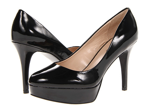 Pantofi GUESS lacuiti Donally - Black. GUESS iti va oferi pantofii pe care ii vei iubi, este una dintre putinele marci de pantofi cu tocuri inalte dar in acelasi timp sunt confortabili. Pantofii pentru femei marca GUESS sunt la moda, se simt robusti, denota o imagine impunatoare si iti vor mangaia picioarele la fiecare pas.