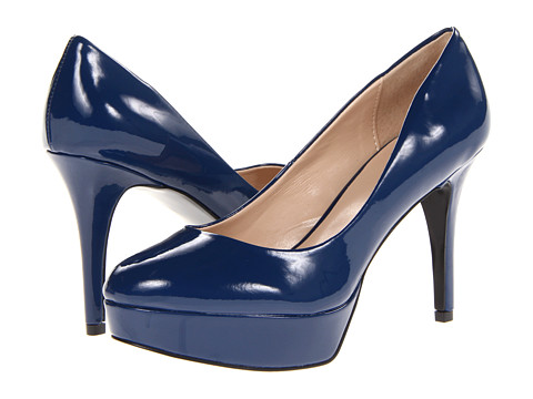 Pantofi GUESS lacuiti Donally Dark Blue. GUESS iti va oferi pantofii pe care ii vei iubi, este una dintre putinele marci de pantofi cu tocuri inalte dar in acelasi timp sunt confortabili. Pantofii pentru femei marca GUESS sunt la moda, se simt robusti, denota o imagine impunatoare si iti vor mangaia picioarele la fiecare pas.