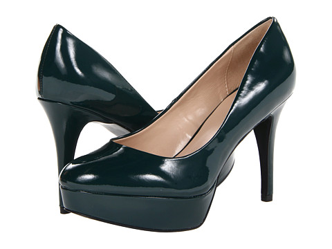 Pantofi GUESS lacuiti Donally Dark Green. GUESS iti va oferi pantofii pe care ii vei iubi, este una dintre putinele marci de pantofi cu tocuri inalte dar in acelasi timp sunt confortabili. Pantofii pentru femei marca GUESS sunt la moda, se simt robusti, denota o imagine impunatoare si iti vor mangaia picioarele la fiecare pas.