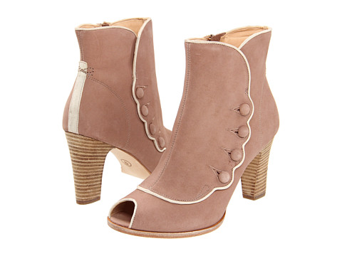 Botine de dama, cu varful taiat marca Timberland, confectionate din piele. Perfecte pentru o aparitie eleganta.