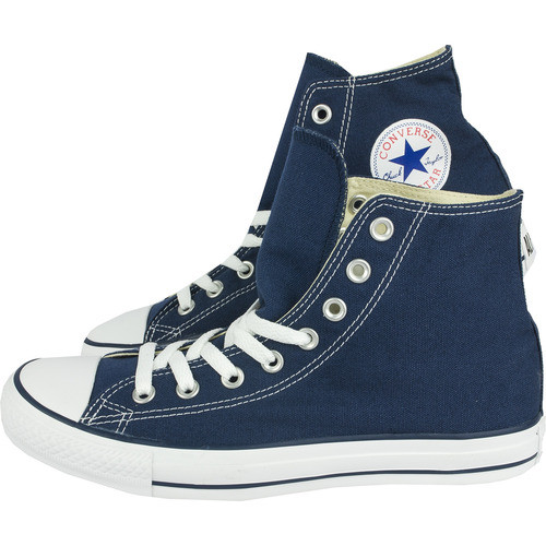 Tenisi unisex Converse Chuck Taylor HI M9622. Modelul Converse Chuck Taylor s-a bucurat de un succes fara precedent de-a lungul anilor. Totul a inceput in anul 1917 cu un model simplu din panza, de culoare neagra, cu sireturi albe si talpa alba de cauciuc, de atunci acest model s-a pastrat desi anii au trecut, si este la fel de cautat si apreciat. Acestia au aparut intr-o gama variata de culori dar design-ul de baza a ramas acelasi. Fiind mai inalti in partea din spate iti vor pastra glezna bine fixata si te vor face sa te simti foarte confortabil.