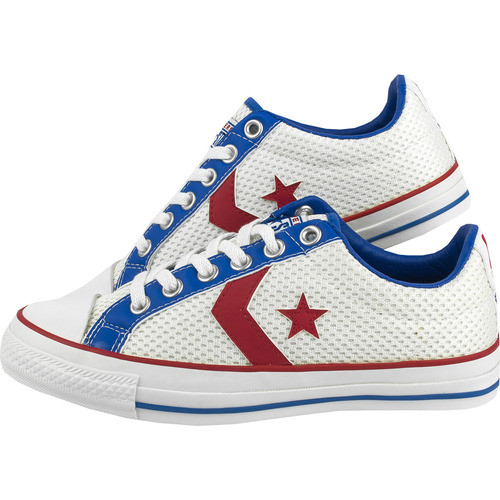 Tenisi unisex Converse Star Player EV Ox 116888. Iubitori ai modelului Star Player, Converse a creat acum un model ce respecta acelasi design doar ca este confectionat la exterior din plasa. Talpa este destul de groasa astfel incat sa nu simti impactul cu solul. Combinatia de culori: alb, albastru, rosu ii face moderni si usor de asortat. Primesti doua perechi de sireturi ce respecta aceeasi tematica de culori.
