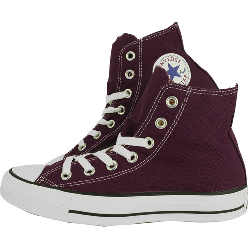 Poate unii dintre cei mai populari pantofi sport ai tuturor timpurilor, tenisii si baschetii Converse sunt cu siguranta printre preferatii barbatilor. Inca de la lansarea in anul 1917 a primului model celebru, baschetii Converse All Stars, compania promitea sa atraga multi fani interesati de adidasi barbati. Modelul initial avea sa fie modificat cativa ani mai tarziu la sugestia baschetbalistului Chuck Taylor, iar de atunci modelul lansat de acesta a devenit cel mai vandut model de bascheti vandut vreodata in lume.