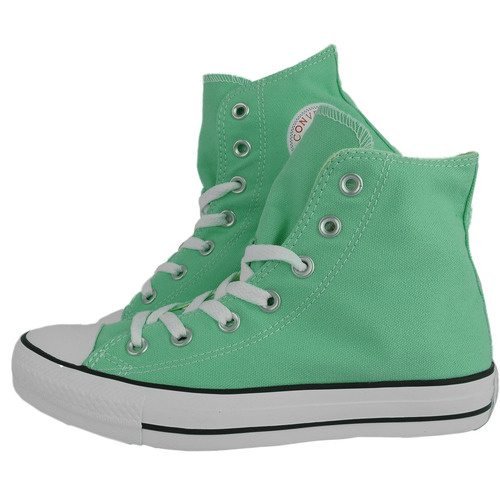 Converse este un stil de viata, o atitudine a tinerilor liberi si creativi. Converse inseamna tenisi si schimbare. Debutand pe terenul de sport, brandul a fost imediat preluat in tendinte si a devenit un etalon al noii generatii. Tenisii Converse se potrivesc tinutelor rock, de strada, funky, rap, rebele, extravagante sau pline de personalitate. Au devenit varianta moderna prin care adolescentii isi exprima stilul si se simt confortabil. De la colectia All Star, la Jack Purcell pana la CONS si Chuck Taylor, Converse se reinventeaza. Nu se delimiteaza unui singur stil, ci iti dau posibilitatea de a exprima ceea ce simti. Esti exact cine vrei sa fii atunci cand porti o pereche de tenisi Converse: artist rebel sau corporatist, profesor sau student, doctor sau barman, intra si tu in comunitatea Converse!