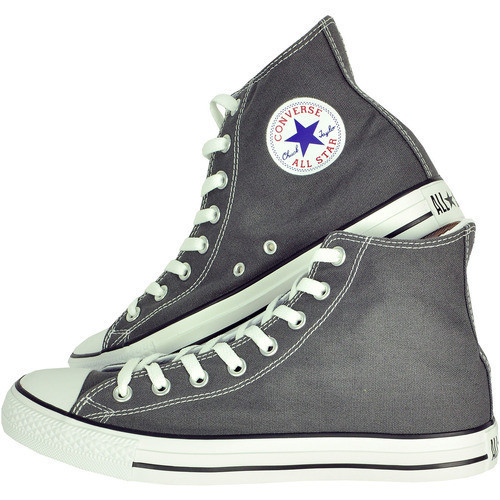 Poate unii dintre cei mai populari pantofi sport ai tuturor timpurilor, tenisii si baschetii Converse sunt cu siguranta printre preferatii barbatilor. Inca de la lansarea in anul 1917 a primului model celebru, baschetii Converse All Stars, compania promitea sa atraga multi fani interesati de adidasi barbati. Modelul initial avea sa fie modificat cativa ani mai tarziu la sugestia baschetbalistului Chuck Taylor, iar de atunci modelul lansat de acesta a devenit cel mai vandut model de bascheti vandut vreodata in lume.