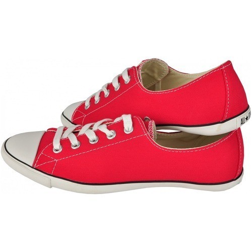 Converse este un stil de viata, o atitudine a tinerilor liberi si creativi. Converse inseamna tenisi si schimbare. Debutand pe terenul de sport, brandul a fost imediat preluat in tendinte si a devenit un etalon al noii generatii. Tenisii Converse se potrivesc tinutelor rock, de strada, funky, rap, rebele, extravagante sau pline de personalitate. Au devenit varianta moderna prin care adolescentii isi exprima stilul si se simt confortabil. De la colectia All Star, la Jack Purcell pana la CONS si Chuck Taylor, Converse se reinventeaza. Nu se delimiteaza unui singur stil, ci iti dau posibilitatea de a exprima ceea ce simti. Esti exact cine vrei sa fii atunci cand porti o pereche de tenisi Converse: artist rebel sau corporatist, profesor sau student, doctor sau barman, intra si tu in comunitatea Converse!
