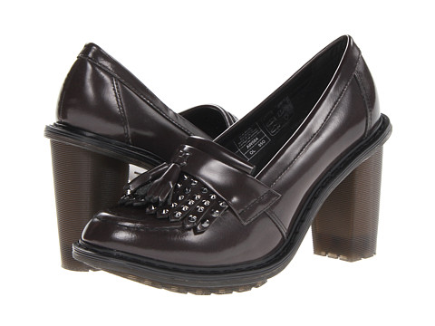 Pantofii Dr. Martens, pantofii rebeli, pantofii smart, pantofii ce reprezinta un mod de autoexprimare prin moda. Nu exista o pereche de pantofi de dama care sa reprezinte mai bine pe iubitoarele genului punk-rock, nu exista un simbol fashion mai puternic printre femeile tinere ce doresc sa isi afirme identitatea decat incaltamintea din piele, cu talpa foarte rezistenta, cu un design retro dar atat de extravagant precum pantofii Dr. Martens.