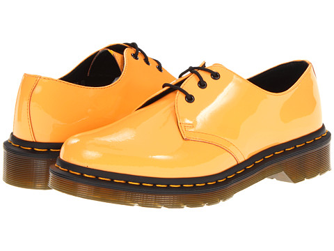 Pantofii Dr. Martens, pantofii rebeli, pantofii smart, pantofii ce reprezinta un mod de autoexprimare prin moda. Nu exista o pereche de pantofi de dama care sa reprezinte mai bine pe iubitoarele genului punk-rock, nu exista un simbol fashion mai puternic printre femeile tinere ce doresc sa isi afirme identitatea decat incaltamintea din piele, cu talpa foarte rezistenta, cu un design retro dar atat de extravagant precum pantofii Dr. Martens.