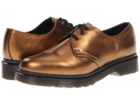 Pantofii Dr. Martens, pantofii rebeli, pantofii smart, pantofii ce reprezinta un mod de autoexprimare prin moda. Nu exista o pereche de pantofi de dama care sa reprezinte mai bine pe iubitoarele genului punk-rock, nu exista un simbol fashion mai puternic printre femeile tinere ce doresc sa isi afirme identitatea decat incaltamintea din piele, cu talpa foarte rezistenta, cu un design retro dar atat de extravagant precum pantofii Dr. Martens.