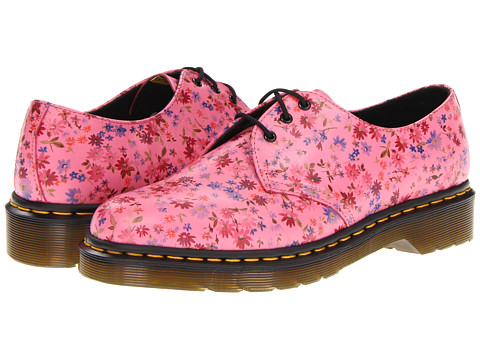 Pantofii Dr. Martens, pantofii rebeli, pantofii smart, pantofii ce reprezinta un mod de autoexprimare prin moda. Nu exista o pereche de pantofi de dama care sa reprezinte mai bine pe iubitoarele genului punk-rock, nu exista un simbol fashion mai puternic printre femeile tinere ce doresc sa isi afirme identitatea decat incaltamintea din piele, cu talpa foarte rezistenta, cu un design retro dar atat de extravagant precum pantofii Dr. Martens.