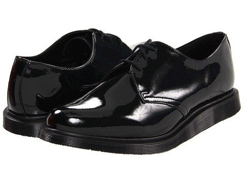 Pantofii Dr. Martens, pantofii rebeli, pantofii smart, pantofii ce reprezinta un mod de autoexprimare prin moda. Nu exista o pereche de pantofi de dama care sa reprezinte mai bine pe iubitoarele genului punk-rock, nu exista un simbol fashion mai puternic printre femeile tinere ce doresc sa isi afirme identitatea decat incaltamintea din piele, cu talpa foarte rezistenta, cu un design retro dar atat de extravagant precum pantofii Dr. Martens.
