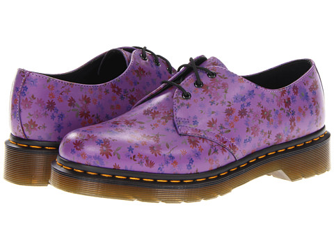 Pantofii Dr. Martens, pantofii rebeli, pantofii smart, pantofii ce reprezinta un mod de autoexprimare prin moda. Nu exista o pereche de pantofi de dama care sa reprezinte mai bine pe iubitoarele genului punk-rock, nu exista un simbol fashion mai puternic printre femeile tinere ce doresc sa isi afirme identitatea decat incaltamintea din piele, cu talpa foarte rezistenta, cu un design retro dar atat de extravagant precum pantofii Dr. Martens.