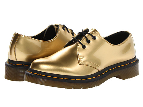 Pantofii Dr. Martens, pantofii rebeli, pantofii smart, pantofii ce reprezinta un mod de autoexprimare prin moda. Nu exista o pereche de pantofi de dama care sa reprezinte mai bine pe iubitoarele genului punk-rock, nu exista un simbol fashion mai puternic printre femeile tinere ce doresc sa isi afirme identitatea decat incaltamintea din piele, cu talpa foarte rezistenta, cu un design retro dar atat de extravagant precum pantofii Dr. Martens.