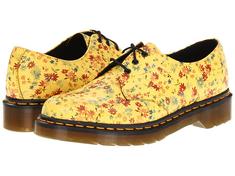 Pantofii Dr. Martens, pantofii rebeli, pantofii smart, pantofii ce reprezinta un mod de autoexprimare prin moda. Nu exista o pereche de pantofi de dama care sa reprezinte mai bine pe iubitoarele genului punk-rock, nu exista un simbol fashion mai puternic printre femeile tinere ce doresc sa isi afirme identitatea decat incaltamintea din piele, cu talpa foarte rezistenta, cu un design retro dar atat de extravagant precum pantofii Dr. Martens.