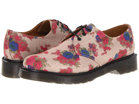Pantofii Dr. Martens, pantofii rebeli, pantofii smart, pantofii ce reprezinta un mod de autoexprimare prin moda. Nu exista o pereche de pantofi de dama care sa reprezinte mai bine pe iubitoarele genului punk-rock, nu exista un simbol fashion mai puternic printre femeile tinere ce doresc sa isi afirme identitatea decat incaltamintea din piele, cu talpa foarte rezistenta, cu un design retro dar atat de extravagant precum pantofii Dr. Martens.