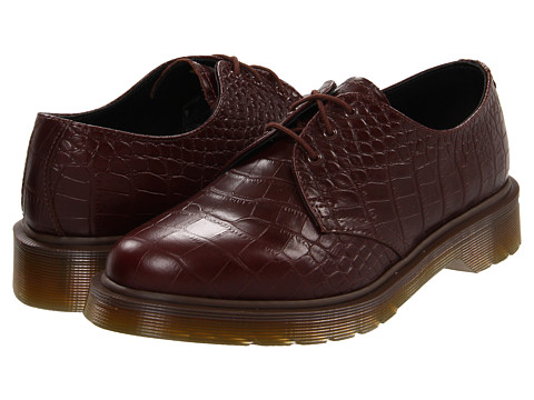 Pantofii Dr. Martens, pantofii rebeli, pantofii smart, pantofii ce reprezinta un mod de autoexprimare prin moda. Nu exista o pereche de pantofi de dama care sa reprezinte mai bine pe iubitoarele genului punk-rock, nu exista un simbol fashion mai puternic printre femeile tinere ce doresc sa isi afirme identitatea decat incaltamintea din piele, cu talpa foarte rezistenta, cu un design retro dar atat de extravagant precum pantofii Dr. Martens.