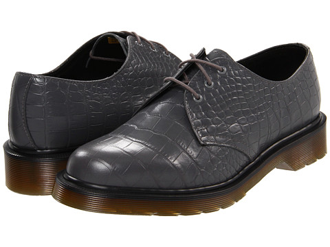 Pantofii Dr. Martens, pantofii rebeli, pantofii smart, pantofii ce reprezinta un mod de autoexprimare prin moda. Nu exista o pereche de pantofi de dama care sa reprezinte mai bine pe iubitoarele genului punk-rock, nu exista un simbol fashion mai puternic printre femeile tinere ce doresc sa isi afirme identitatea decat incaltamintea din piele, cu talpa foarte rezistenta, cu un design retro dar atat de extravagant precum pantofii Dr. Martens.