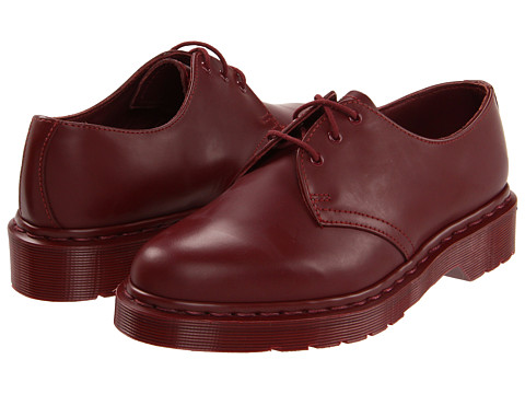 Pantofii Dr. Martens, pantofii rebeli, pantofii smart, pantofii ce reprezinta un mod de autoexprimare prin moda. Nu exista o pereche de pantofi de dama care sa reprezinte mai bine pe iubitoarele genului punk-rock, nu exista un simbol fashion mai puternic printre femeile tinere ce doresc sa isi afirme identitatea decat incaltamintea din piele, cu talpa foarte rezistenta, cu un design retro dar atat de extravagant precum pantofii Dr. Martens.