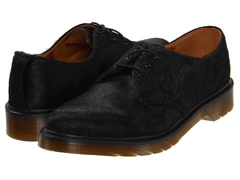 Pantofii Dr. Martens, pantofii rebeli, pantofii smart, pantofii ce reprezinta un mod de autoexprimare prin moda. Nu exista o pereche de pantofi de dama care sa reprezinte mai bine pe iubitoarele genului punk-rock, nu exista un simbol fashion mai puternic printre femeile tinere ce doresc sa isi afirme identitatea decat incaltamintea din piele, cu talpa foarte rezistenta, cu un design retro dar atat de extravagant precum pantofii Dr. Martens.