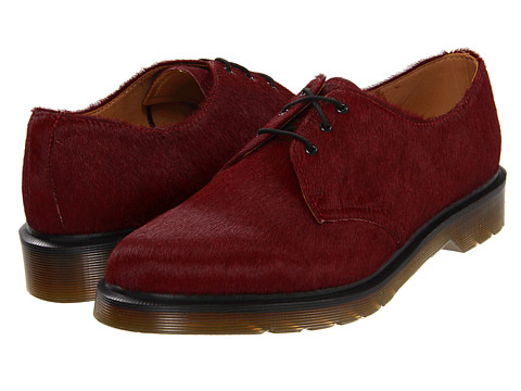 Pantofii Dr. Martens, pantofii rebeli, pantofii smart, pantofii ce reprezinta un mod de autoexprimare prin moda. Nu exista o pereche de pantofi de dama care sa reprezinte mai bine pe iubitoarele genului punk-rock, nu exista un simbol fashion mai puternic printre femeile tinere ce doresc sa isi afirme identitatea decat incaltamintea din piele, cu talpa foarte rezistenta, cu un design retro dar atat de extravagant precum pantofii Dr. Martens.