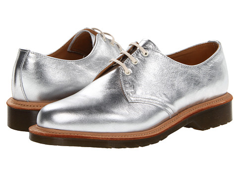 Pantofii Dr. Martens, pantofii rebeli, pantofii smart, pantofii ce reprezinta un mod de autoexprimare prin moda. Nu exista o pereche de pantofi de dama care sa reprezinte mai bine pe iubitoarele genului punk-rock, nu exista un simbol fashion mai puternic printre femeile tinere ce doresc sa isi afirme identitatea decat incaltamintea din piele, cu talpa foarte rezistenta, cu un design retro dar atat de extravagant precum pantofii Dr. Martens.