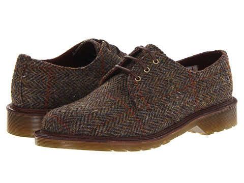 Pantofii Dr. Martens, pantofii rebeli, pantofii smart, pantofii ce reprezinta un mod de autoexprimare prin moda. Nu exista o pereche de pantofi de dama care sa reprezinte mai bine pe iubitoarele genului punk-rock, nu exista un simbol fashion mai puternic printre femeile tinere ce doresc sa isi afirme identitatea decat incaltamintea din piele, cu talpa foarte rezistenta, cu un design retro dar atat de extravagant precum pantofii Dr. Martens.