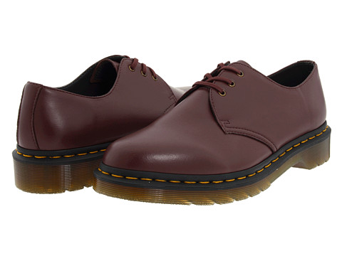 Pantofii Dr. Martens, pantofii rebeli, pantofii smart, pantofii ce reprezinta un mod de autoexprimare prin moda. Nu exista o pereche de pantofi de dama care sa reprezinte mai bine pe iubitoarele genului punk-rock, nu exista un simbol fashion mai puternic printre femeile tinere ce doresc sa isi afirme identitatea decat incaltamintea din piele, cu talpa foarte rezistenta, cu un design retro dar atat de extravagant precum pantofii Dr. Martens.