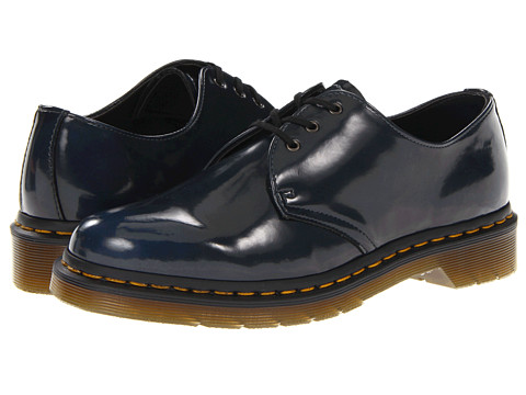 Pantofii Dr. Martens, pantofii rebeli, pantofii smart, pantofii ce reprezinta un mod de autoexprimare prin moda. Nu exista o pereche de pantofi de dama care sa reprezinte mai bine pe iubitoarele genului punk-rock, nu exista un simbol fashion mai puternic printre femeile tinere ce doresc sa isi afirme identitatea decat incaltamintea din piele, cu talpa foarte rezistenta, cu un design retro dar atat de extravagant precum pantofii Dr. Martens.
