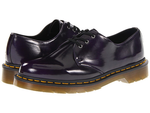 Pantofii Dr. Martens, pantofii rebeli, pantofii smart, pantofii ce reprezinta un mod de autoexprimare prin moda. Nu exista o pereche de pantofi de dama care sa reprezinte mai bine pe iubitoarele genului punk-rock, nu exista un simbol fashion mai puternic printre femeile tinere ce doresc sa isi afirme identitatea decat incaltamintea din piele, cu talpa foarte rezistenta, cu un design retro dar atat de extravagant precum pantofii Dr. Martens.