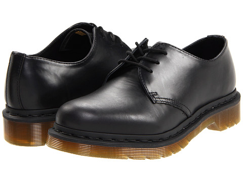 Pantofii Dr. Martens, pantofii rebeli, pantofii smart, pantofii ce reprezinta un mod de autoexprimare prin moda. Nu exista o pereche de pantofi de dama care sa reprezinte mai bine pe iubitoarele genului punk-rock, nu exista un simbol fashion mai puternic printre femeile tinere ce doresc sa isi afirme identitatea decat incaltamintea din piele, cu talpa foarte rezistenta, cu un design retro dar atat de extravagant precum pantofii Dr. Martens.
