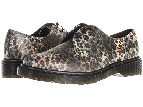 Pantofii Dr. Martens, pantofii rebeli, pantofii smart, pantofii ce reprezinta un mod de autoexprimare prin moda. Nu exista o pereche de pantofi de dama care sa reprezinte mai bine pe iubitoarele genului punk-rock, nu exista un simbol fashion mai puternic printre femeile tinere ce doresc sa isi afirme identitatea decat incaltamintea din piele, cu talpa foarte rezistenta, cu un design retro dar atat de extravagant precum pantofii Dr. Martens.