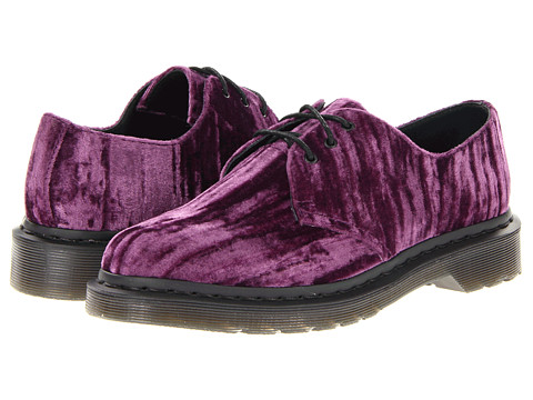 Pantofii Dr. Martens, pantofii rebeli, pantofii smart, pantofii ce reprezinta un mod de autoexprimare prin moda. Nu exista o pereche de pantofi de dama care sa reprezinte mai bine pe iubitoarele genului punk-rock, nu exista un simbol fashion mai puternic printre femeile tinere ce doresc sa isi afirme identitatea decat incaltamintea din piele, cu talpa foarte rezistenta, cu un design retro dar atat de extravagant precum pantofii Dr. Martens.