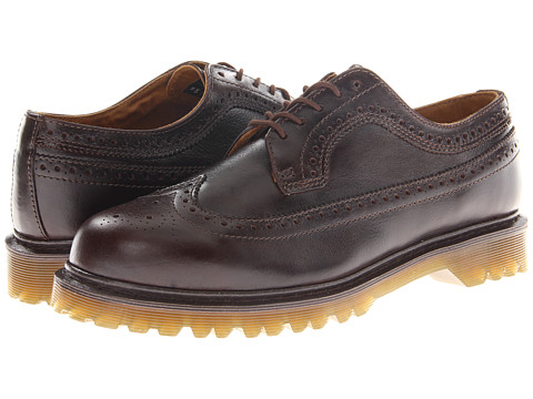 Pantofii Dr. Martens, pantofii rebeli, pantofii smart, pantofii ce reprezinta un mod de autoexprimare prin moda. Nu exista o pereche de pantofi de dama care sa reprezinte mai bine pe iubitoarele genului punk-rock, nu exista un simbol fashion mai puternic printre femeile tinere ce doresc sa isi afirme identitatea decat incaltamintea din piele, cu talpa foarte rezistenta, cu un design retro dar atat de extravagant precum pantofii Dr. Martens.