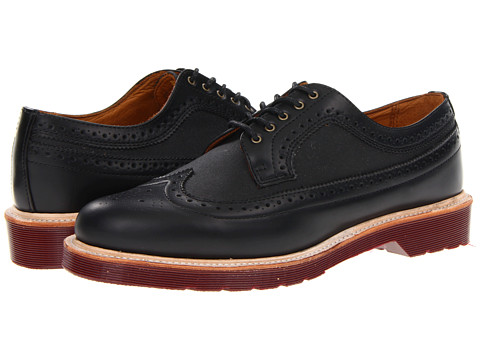 Pantofii Dr. Martens, pantofii rebeli, pantofii smart, pantofii ce reprezinta un mod de autoexprimare prin moda. Nu exista o pereche de pantofi de dama care sa reprezinte mai bine pe iubitoarele genului punk-rock, nu exista un simbol fashion mai puternic printre femeile tinere ce doresc sa isi afirme identitatea decat incaltamintea din piele, cu talpa foarte rezistenta, cu un design retro dar atat de extravagant precum pantofii Dr. Martens.