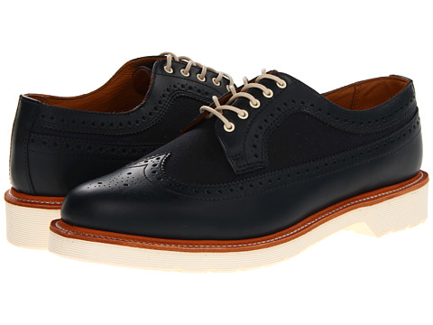 Pantofii Dr. Martens, pantofii rebeli, pantofii smart, pantofii ce reprezinta un mod de autoexprimare prin moda. Nu exista o pereche de pantofi de dama care sa reprezinte mai bine pe iubitoarele genului punk-rock, nu exista un simbol fashion mai puternic printre femeile tinere ce doresc sa isi afirme identitatea decat incaltamintea din piele, cu talpa foarte rezistenta, cu un design retro dar atat de extravagant precum pantofii Dr. Martens.