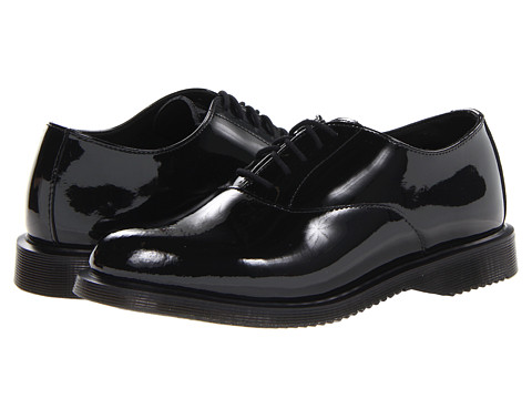 Pantofii Dr. Martens, pantofii rebeli, pantofii smart, pantofii ce reprezinta un mod de autoexprimare prin moda. Nu exista o pereche de pantofi de dama care sa reprezinte mai bine pe iubitoarele genului punk-rock, nu exista un simbol fashion mai puternic printre femeile tinere ce doresc sa isi afirme identitatea decat incaltamintea din piele, cu talpa foarte rezistenta, cu un design retro dar atat de extravagant precum pantofii Dr. Martens.