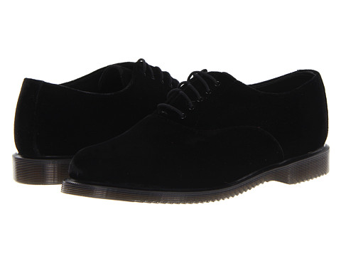 Pantofii Dr. Martens, pantofii rebeli, pantofii smart, pantofii ce reprezinta un mod de autoexprimare prin moda. Nu exista o pereche de pantofi de dama care sa reprezinte mai bine pe iubitoarele genului punk-rock, nu exista un simbol fashion mai puternic printre femeile tinere ce doresc sa isi afirme identitatea decat incaltamintea din piele, cu talpa foarte rezistenta, cu un design retro dar atat de extravagant precum pantofii Dr. Martens.