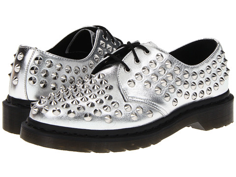 Pantofii Dr. Martens, pantofii rebeli, pantofii smart, pantofii ce reprezinta un mod de autoexprimare prin moda. Nu exista o pereche de pantofi de dama care sa reprezinte mai bine pe iubitoarele genului punk-rock, nu exista un simbol fashion mai puternic printre femeile tinere ce doresc sa isi afirme identitatea decat incaltamintea din piele, cu talpa foarte rezistenta, cu un design retro dar atat de extravagant precum pantofii Dr. Martens.