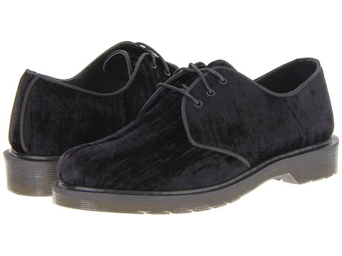 Pantofii Dr. Martens, pantofii rebeli, pantofii smart, pantofii ce reprezinta un mod de autoexprimare prin moda. Nu exista o pereche de pantofi de dama care sa reprezinte mai bine pe iubitoarele genului punk-rock, nu exista un simbol fashion mai puternic printre femeile tinere ce doresc sa isi afirme identitatea decat incaltamintea din piele, cu talpa foarte rezistenta, cu un design retro dar atat de extravagant precum pantofii Dr. Martens.
