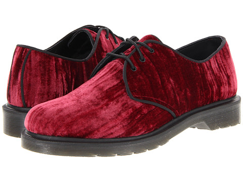 Pantofii Dr. Martens, pantofii rebeli, pantofii smart, pantofii ce reprezinta un mod de autoexprimare prin moda. Nu exista o pereche de pantofi de dama care sa reprezinte mai bine pe iubitoarele genului punk-rock, nu exista un simbol fashion mai puternic printre femeile tinere ce doresc sa isi afirme identitatea decat incaltamintea din piele, cu talpa foarte rezistenta, cu un design retro dar atat de extravagant precum pantofii Dr. Martens.