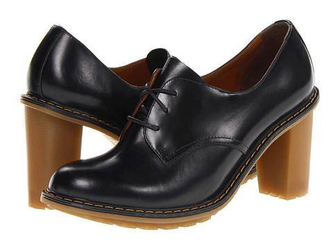 Pantofii Dr. Martens, pantofii rebeli, pantofii smart, pantofii ce reprezinta un mod de autoexprimare prin moda. Nu exista o pereche de pantofi de dama care sa reprezinte mai bine pe iubitoarele genului punk-rock, nu exista un simbol fashion mai puternic printre femeile tinere ce doresc sa isi afirme identitatea decat incaltamintea din piele, cu talpa foarte rezistenta, cu un design retro dar atat de extravagant precum pantofii Dr. Martens.
