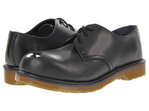 Pantofii Dr. Martens, pantofii rebeli, pantofii smart, pantofii ce reprezinta un mod de autoexprimare prin moda. Nu exista o pereche de pantofi de dama care sa reprezinte mai bine pe iubitoarele genului punk-rock, nu exista un simbol fashion mai puternic printre femeile tinere ce doresc sa isi afirme identitatea decat incaltamintea din piele, cu talpa foarte rezistenta, cu un design retro dar atat de extravagant precum pantofii Dr. Martens.