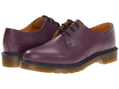 Pantofii Dr. Martens, pantofii rebeli, pantofii smart, pantofii ce reprezinta un mod de autoexprimare prin moda. Nu exista o pereche de pantofi de dama care sa reprezinte mai bine pe iubitoarele genului punk-rock, nu exista un simbol fashion mai puternic printre femeile tinere ce doresc sa isi afirme identitatea decat incaltamintea din piele, cu talpa foarte rezistenta, cu un design retro dar atat de extravagant precum pantofii Dr. Martens.