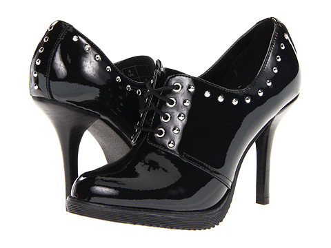 Pantofii Dr. Martens, pantofii rebeli, pantofii smart, pantofii ce reprezinta un mod de autoexprimare prin moda. Nu exista o pereche de pantofi de dama care sa reprezinte mai bine pe iubitoarele genului punk-rock, nu exista un simbol fashion mai puternic printre femeile tinere ce doresc sa isi afirme identitatea decat incaltamintea din piele, cu talpa foarte rezistenta, cu un design retro dar atat de extravagant precum pantofii Dr. Martens.