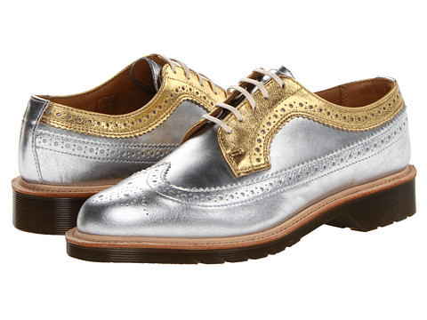 Pantofii Dr. Martens, pantofii rebeli, pantofii smart, pantofii ce reprezinta un mod de autoexprimare prin moda. Nu exista o pereche de pantofi de dama care sa reprezinte mai bine pe iubitoarele genului punk-rock, nu exista un simbol fashion mai puternic printre femeile tinere ce doresc sa isi afirme identitatea decat incaltamintea din piele, cu talpa foarte rezistenta, cu un design retro dar atat de extravagant precum pantofii Dr. Martens.
