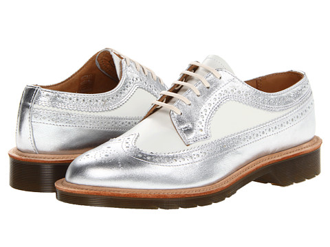 Pantofii Dr. Martens, pantofii rebeli, pantofii smart, pantofii ce reprezinta un mod de autoexprimare prin moda. Nu exista o pereche de pantofi de dama care sa reprezinte mai bine pe iubitoarele genului punk-rock, nu exista un simbol fashion mai puternic printre femeile tinere ce doresc sa isi afirme identitatea decat incaltamintea din piele, cu talpa foarte rezistenta, cu un design retro dar atat de extravagant precum pantofii Dr. Martens.