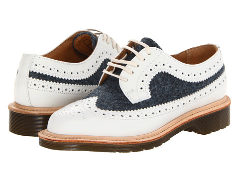 Pantofii Dr. Martens, pantofii rebeli, pantofii smart, pantofii ce reprezinta un mod de autoexprimare prin moda. Nu exista o pereche de pantofi de dama care sa reprezinte mai bine pe iubitoarele genului punk-rock, nu exista un simbol fashion mai puternic printre femeile tinere ce doresc sa isi afirme identitatea decat incaltamintea din piele, cu talpa foarte rezistenta, cu un design retro dar atat de extravagant precum pantofii Dr. Martens.