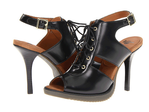 Pantofii Dr. Martens, pantofii rebeli, pantofii smart, pantofii ce reprezinta un mod de autoexprimare prin moda. Nu exista o pereche de pantofi de dama care sa reprezinte mai bine pe iubitoarele genului punk-rock, nu exista un simbol fashion mai puternic printre femeile tinere ce doresc sa isi afirme identitatea decat incaltamintea din piele, cu talpa foarte rezistenta, cu un design retro dar atat de extravagant precum pantofii Dr. Martens.